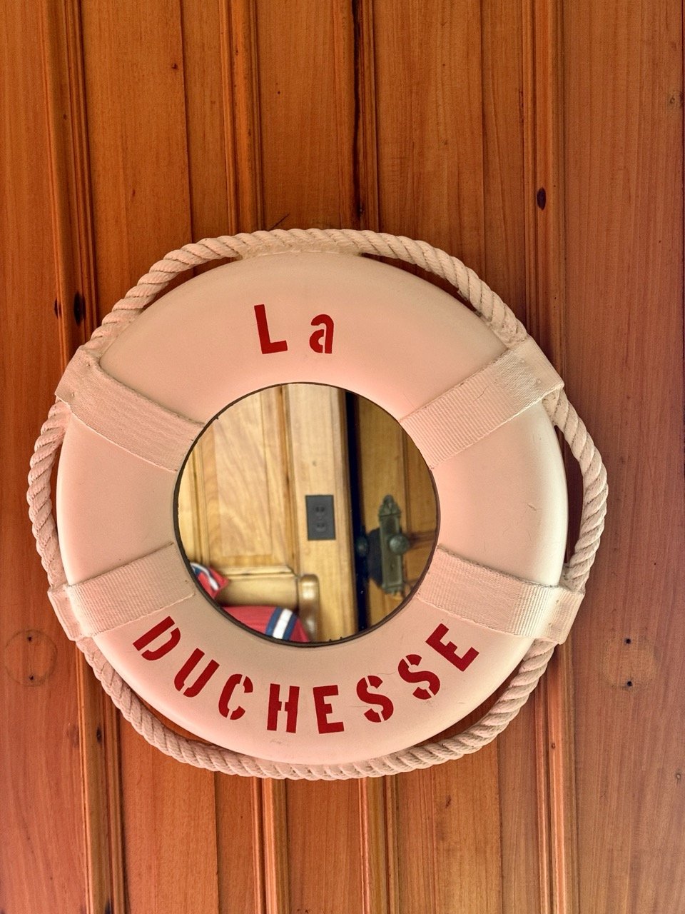 A mirror on La Duchesse 