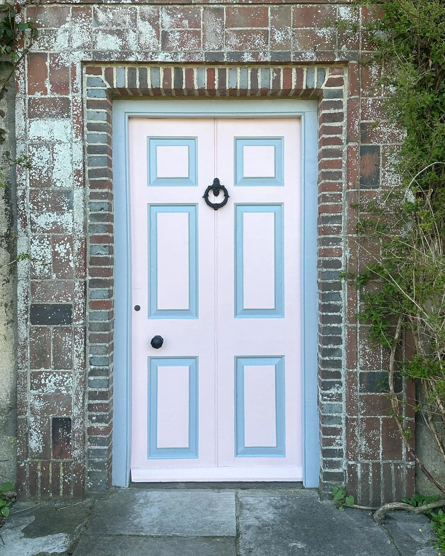 Thank you @charlestontrust for having me back yesterday to tutor another life drawing workshop with the beautiful @katiebrightonmodel. Couldn&rsquo;t have asked for a nicer spring day, with the gardens full of tulips, or a better bunch of people.🌷