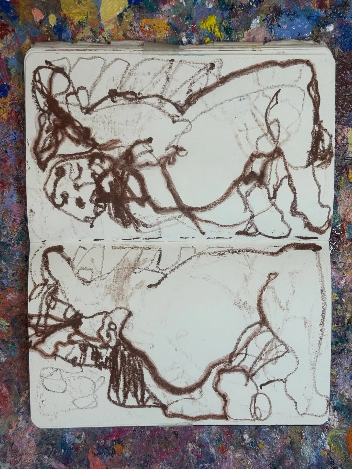 Continuous line and distortion 

#lifedrawing #continuouslinedrawing #distortiondrawing #continuousline #lifedrawingoxfordshire #lifeclass #fromlife #woodycrayon #sketchbook #drawing #quickdrawing