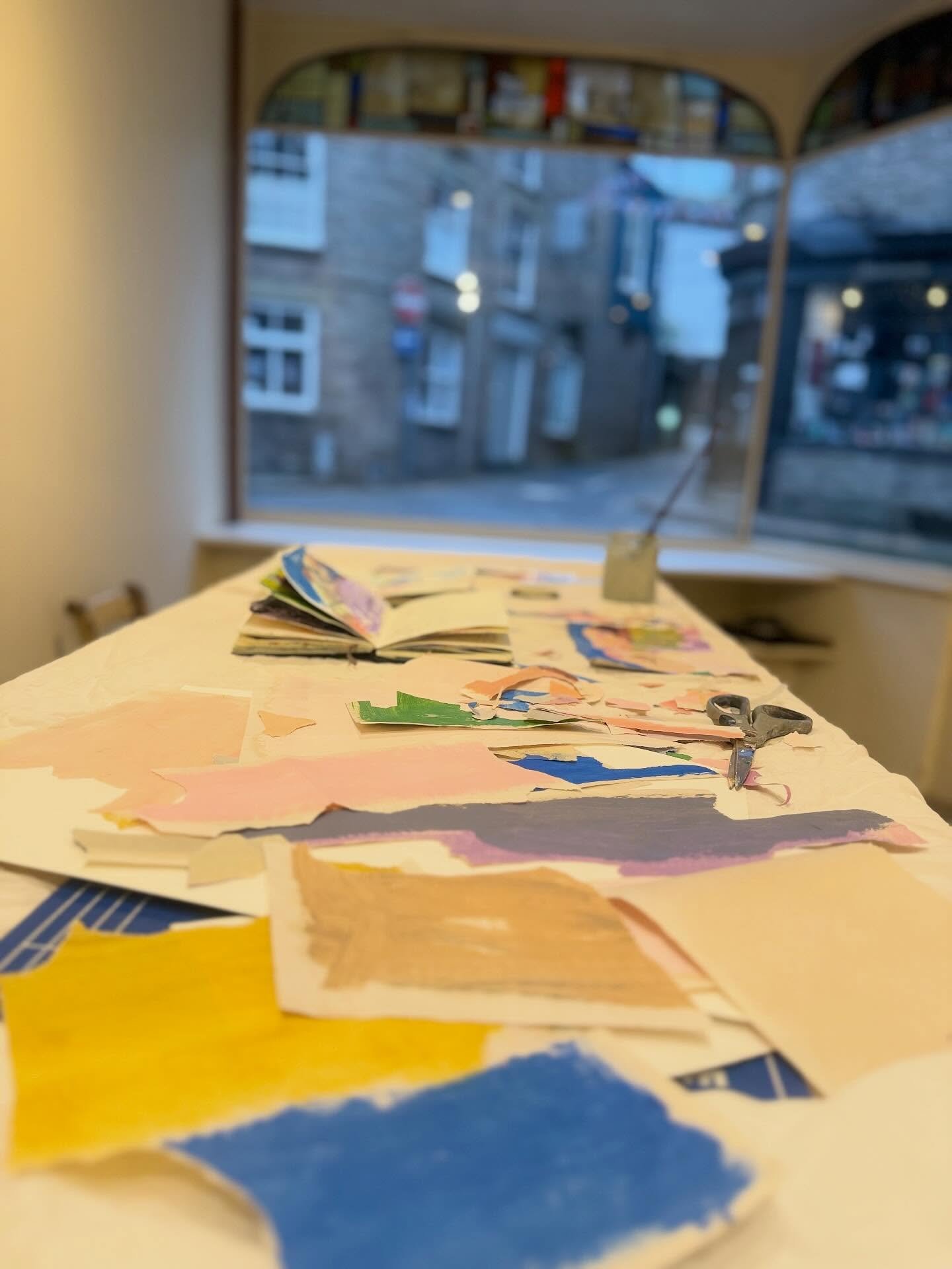 Friday night collage making in Hay-on-Wye! @thetablehay 😍

#collagemaking #collageart #papercut #hayonwye #collage