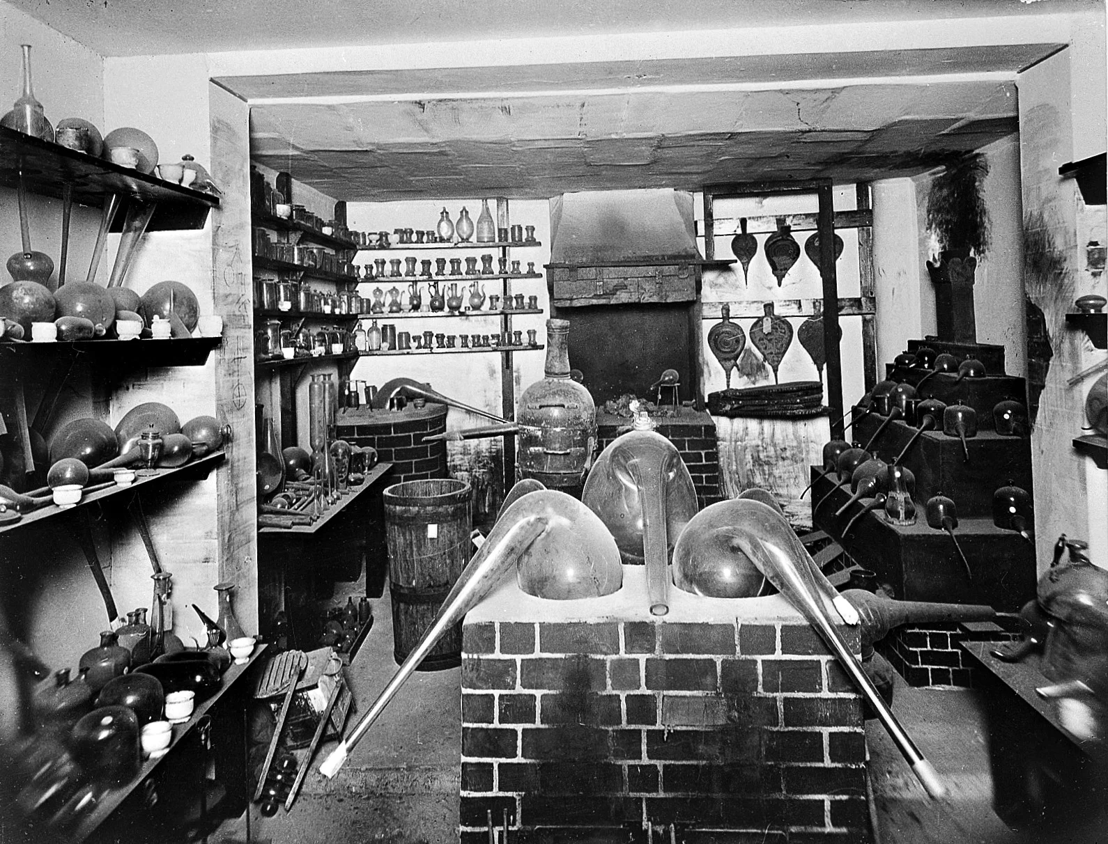 Alchemist's_Laboratory_showing_original_apparatus._Wellcome_L0001814.jpg