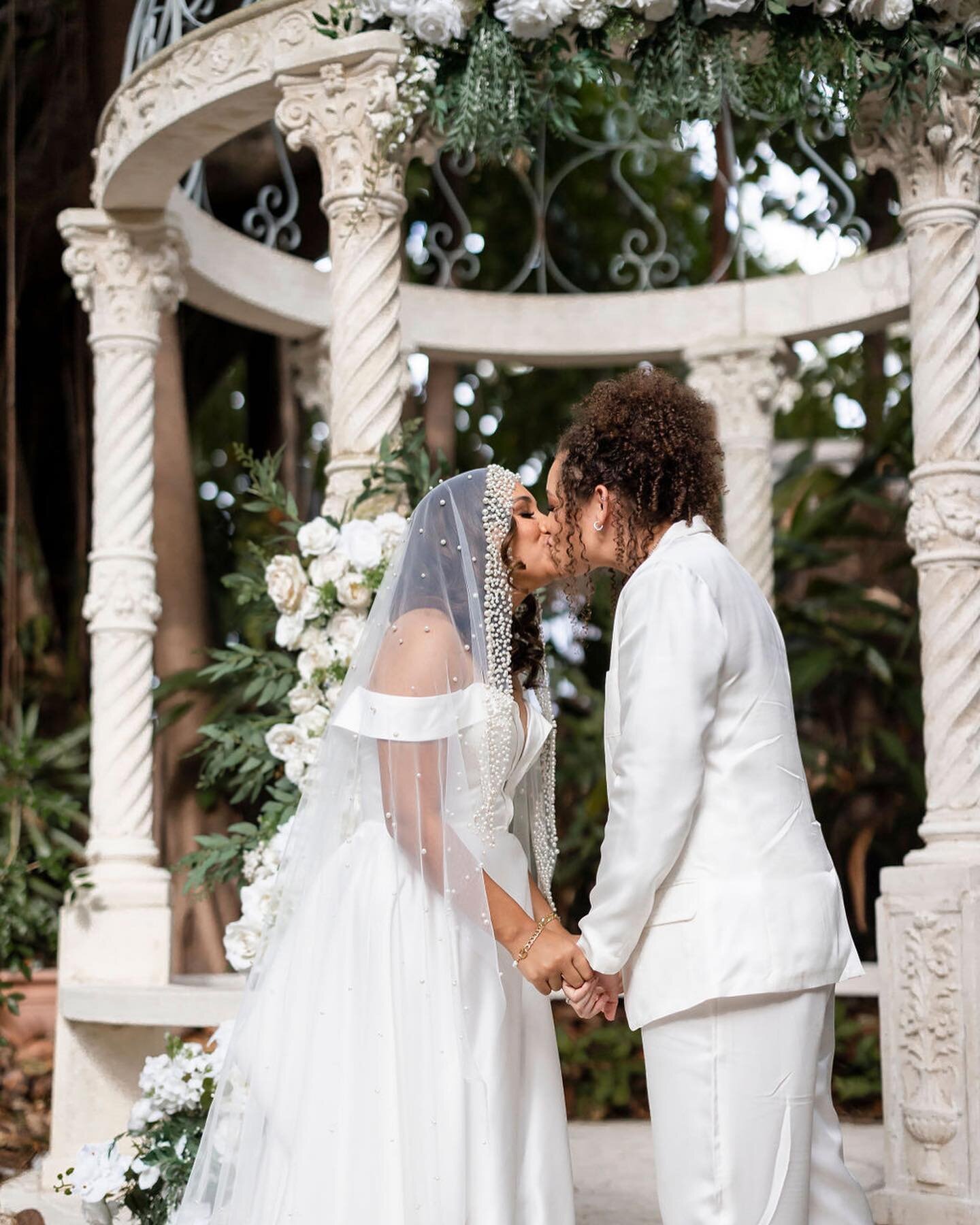 Anna &amp; Brogan ❤️

Flowers @momentsmadeeasy1 
Photography @murray_redpath_photography 
Venue @boulevardgardens 
Celebrant @brisbaneweddings 
.
.
.
#brisbanevenue #brisbaneweddingvenue #brisbaneweddingvenues #brisbaneoutdoorvenues #brisbanegardenve