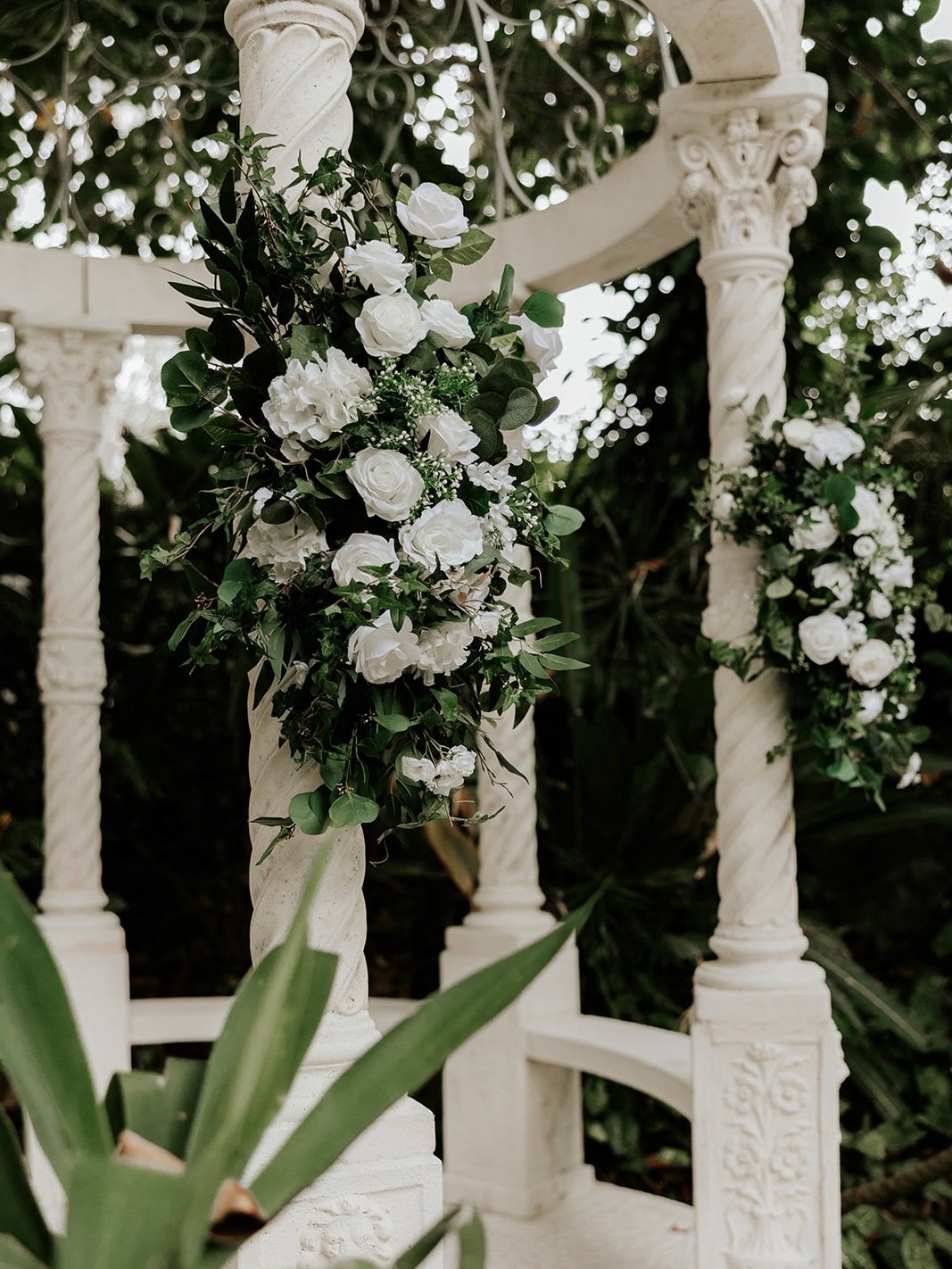 Still not over the stunning flowers and dreamy decor from Hannah and Jaren&rsquo;s special day 😍✨ Every detail was pure magic.