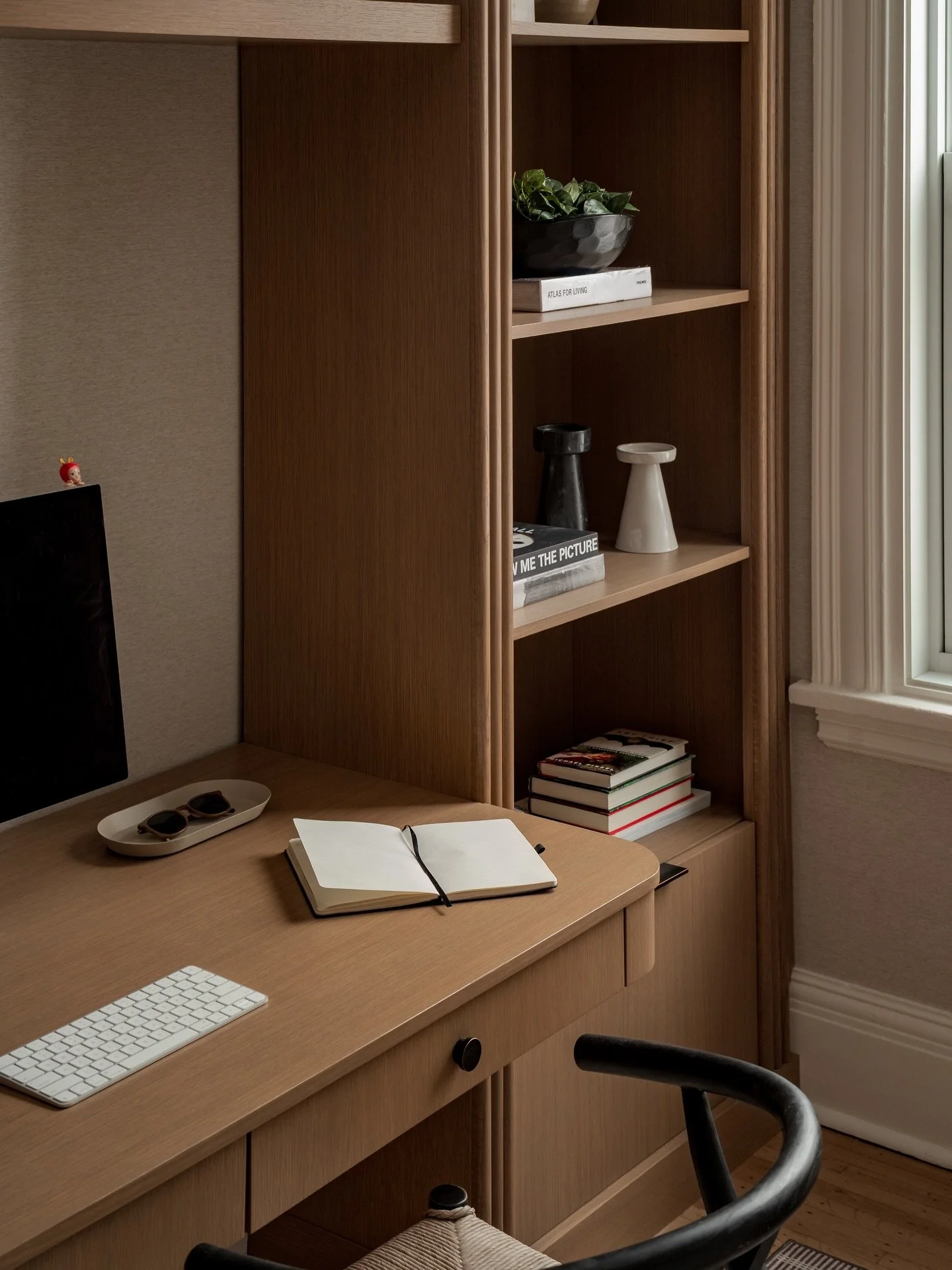 Custom desk and shelving for the #oan_grosvenor project.

📸: @dan.aponte.photographer 
@pior.decor