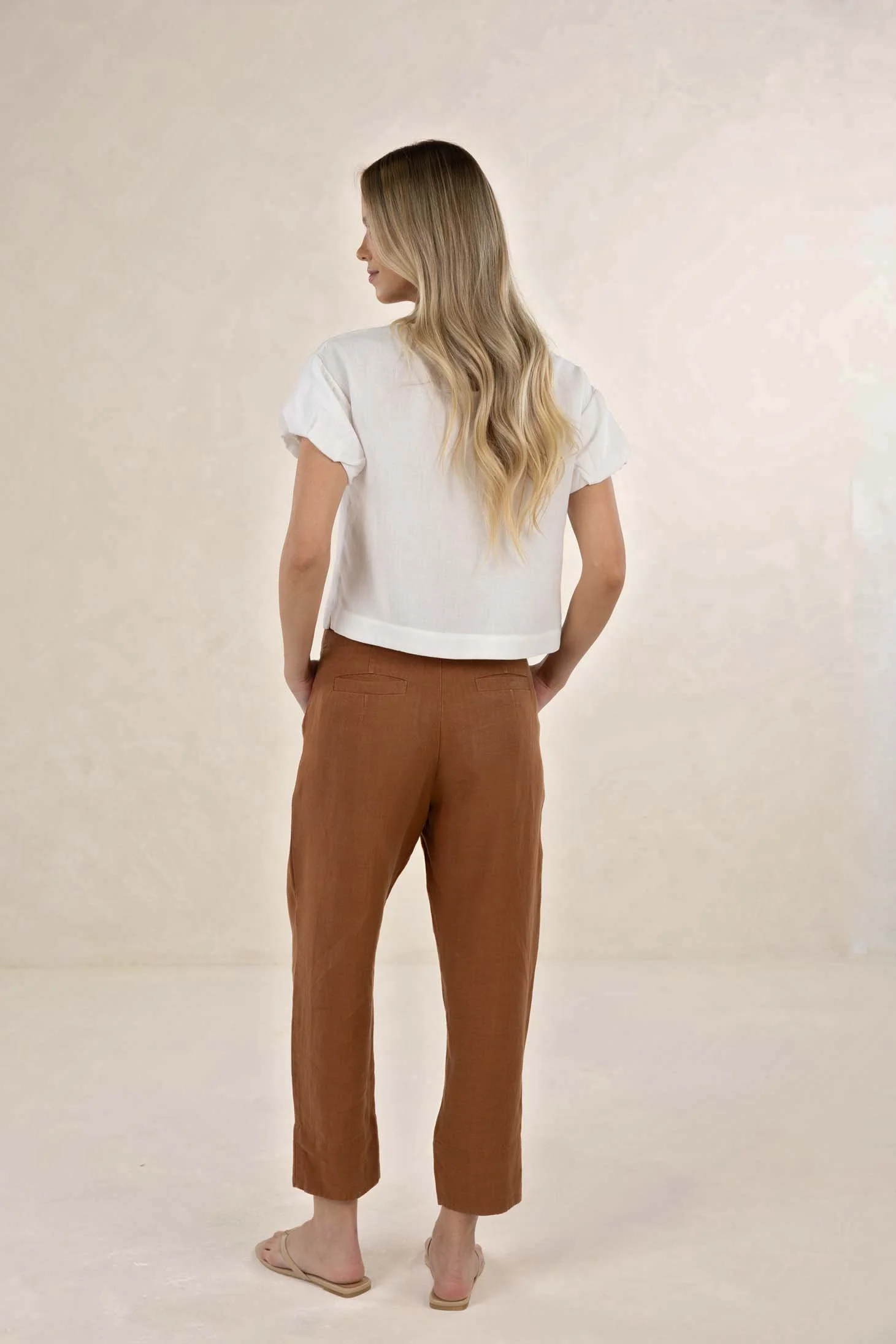 HS26213_HUXEPANT_TOBACCO-HS26215_MARISETOP_WHITE (2).jpg