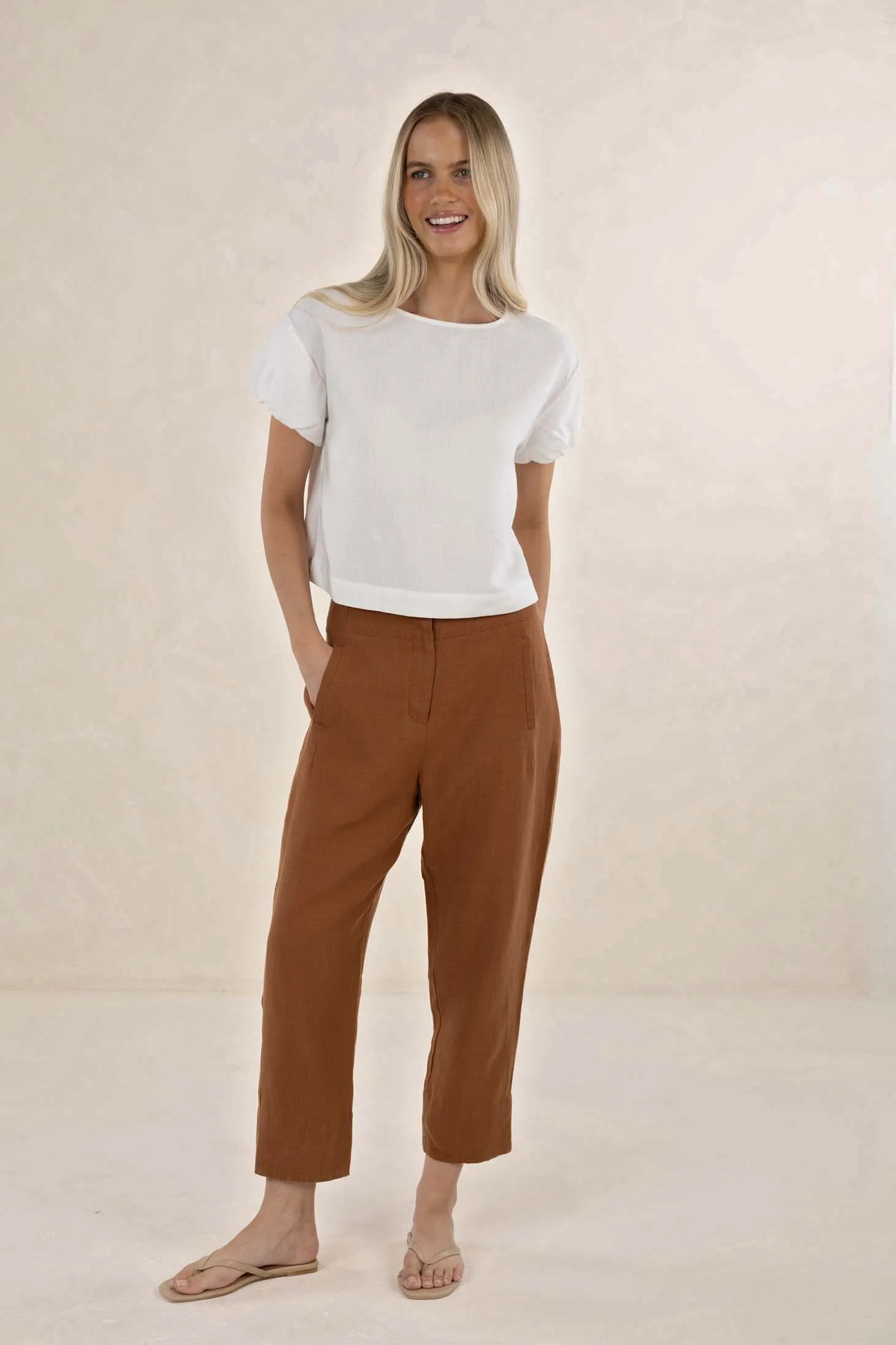 HS26213_HUXEPANT_TOBACCO-HS26215_MARISETOP_WHITE.jpg