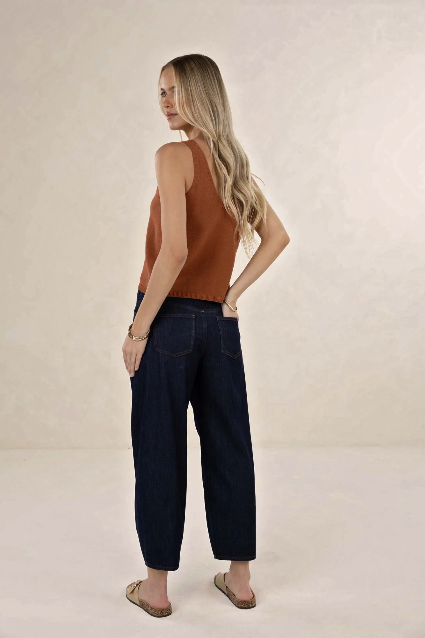 HS26106_AMOURTANK_TOBACCO-HS26502D_IVYBARRELLJEAN.jpg