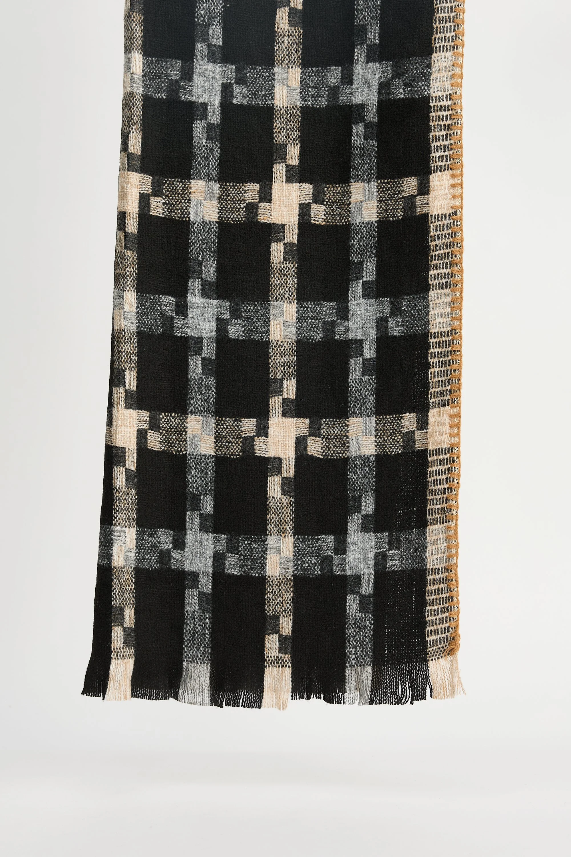 HA26015_Fargo Scarf_Black_1.jpg