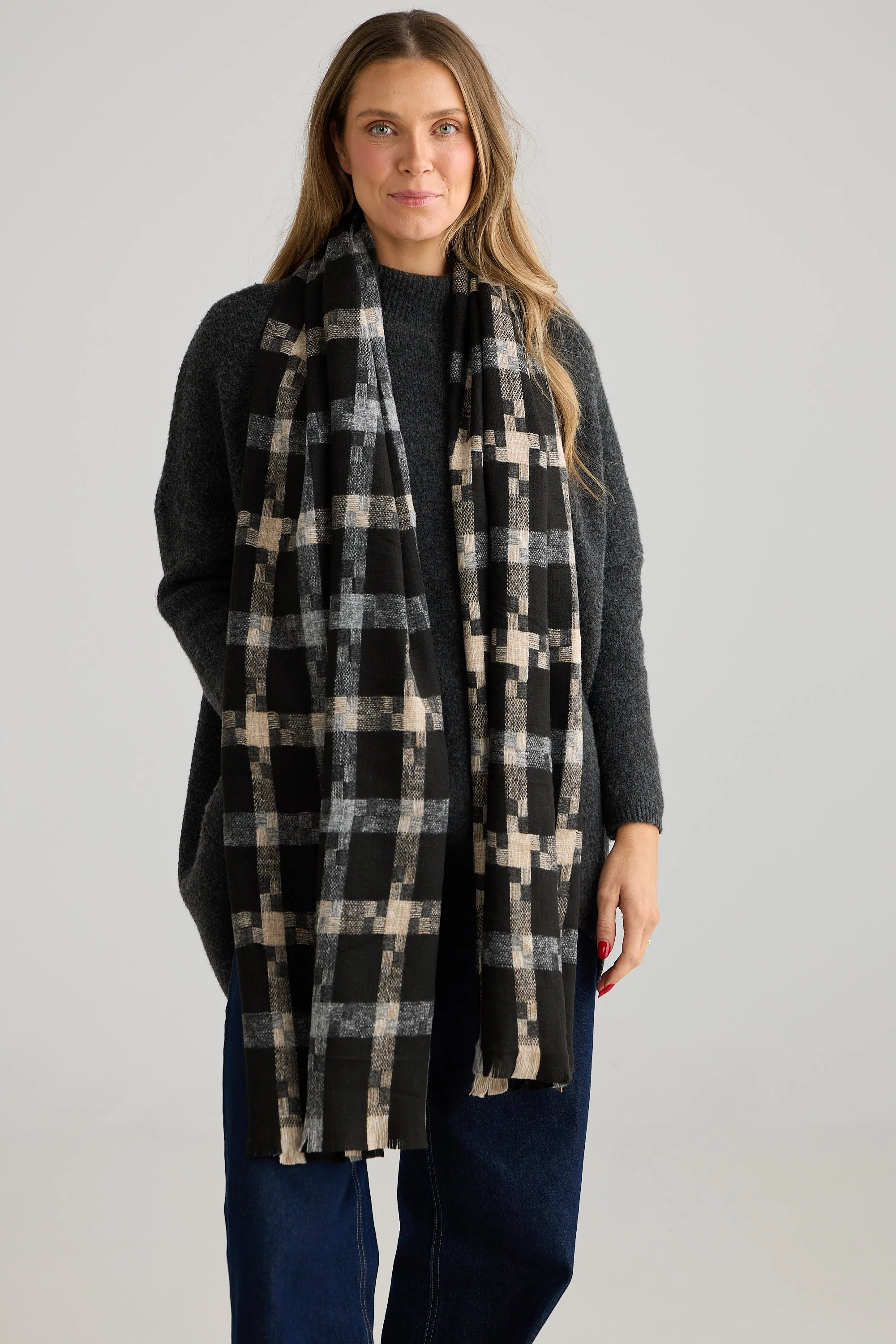 HA26015_Fargo Scarf_Black_2.jpg