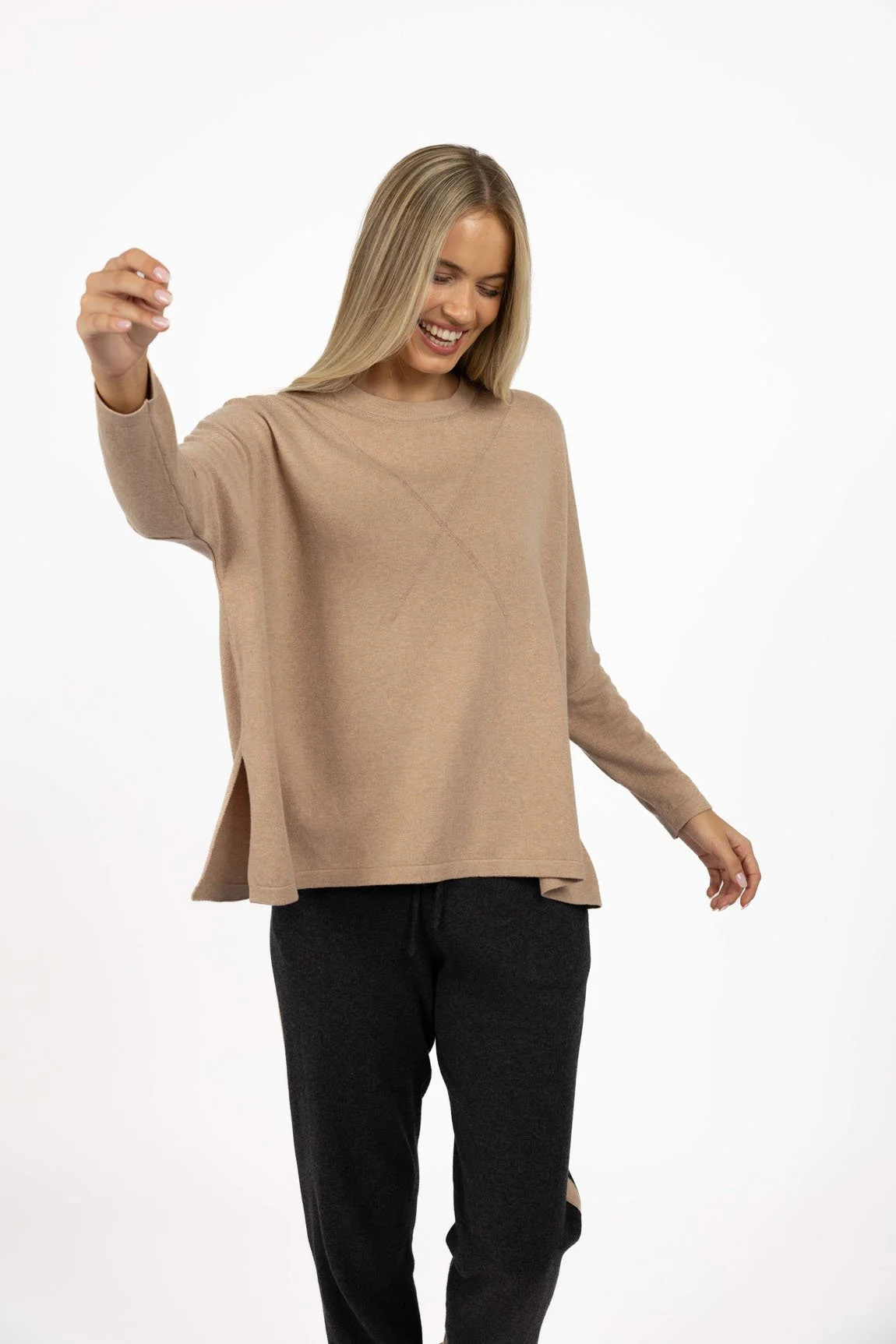 HW26316 - GRANDE SWEATER - LATTE3.jpg