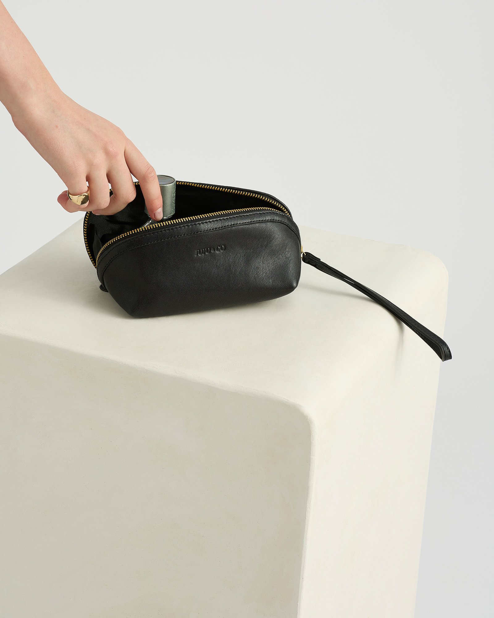 S17-JU-MINITRANSITPOUCH-BLK-24081-Juju & Co.-0402 (1).jpg