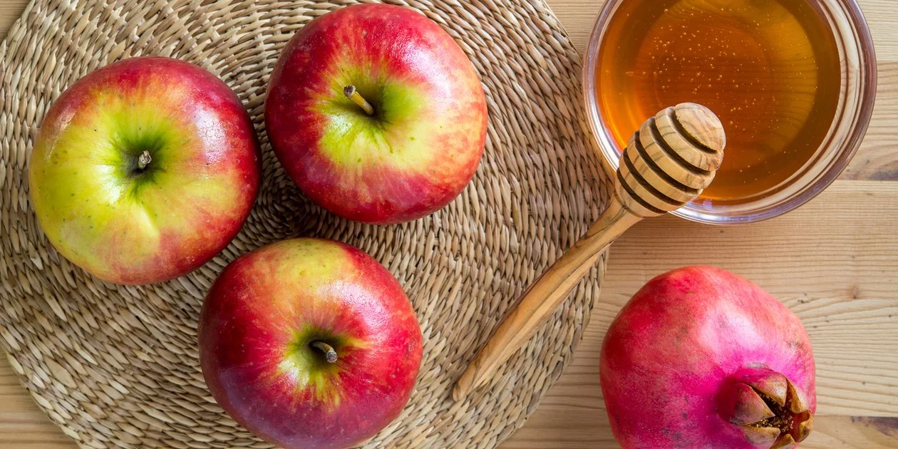 Image from EpiCurious website: Apple and Honey pairings for Rosh Hashana - https://www.epicurious.com/holidays-events/rosh-hashanah-apples-honey-pairings-article