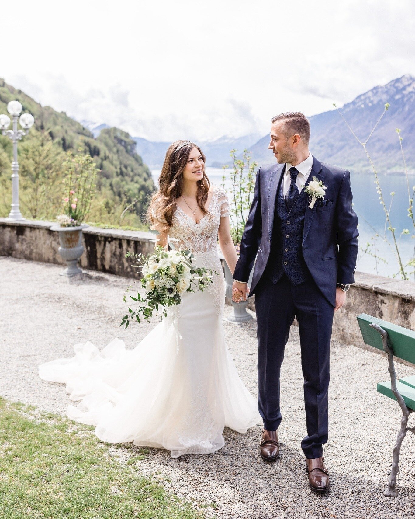 This past weekend, my wedding season 2023 finally kicked off with this stunner of a wedding! Christine and Nicolas said YES on an incredible spring day with breathtaking views over Lake Brienz and I couldn't have wished for a more perfect wedding to 