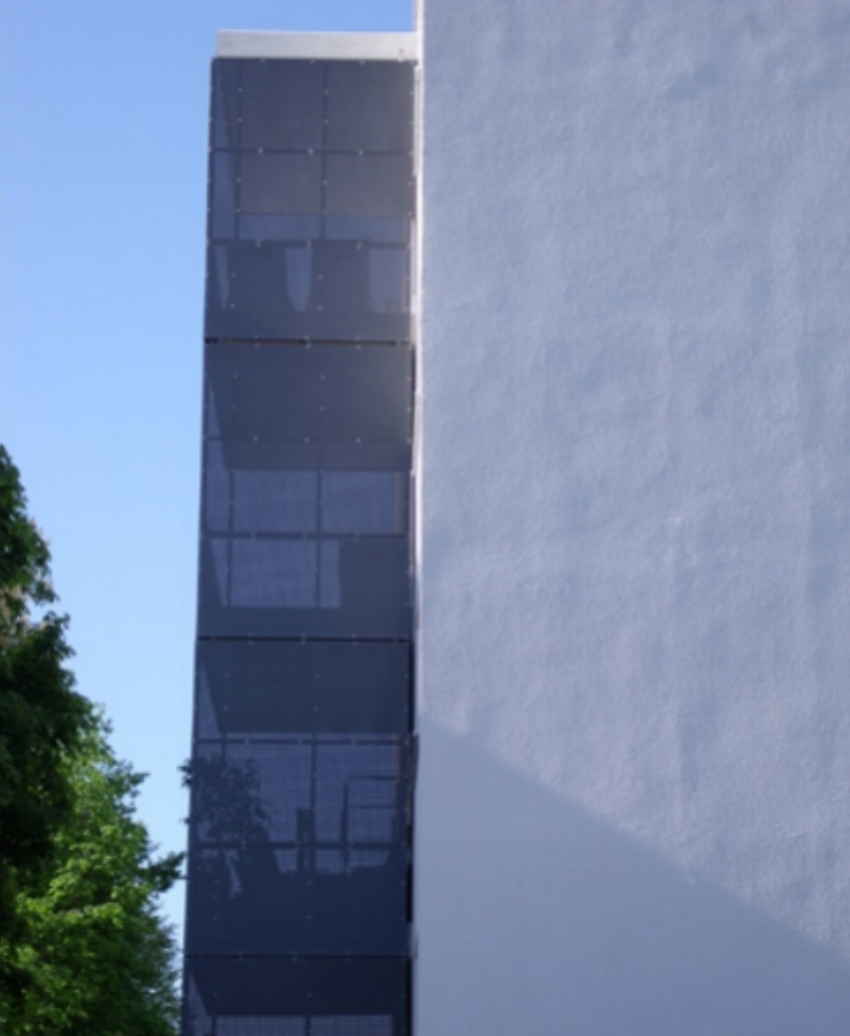 An der Ecke Berg-am-Laim- und Fehwiesenstrasse entstanden durch die neue Bebauung 18 Wohnungen und eine Gewerbeeinheit. Durch die L-Form des Baukörpers orientieren sich die Wohnungen zur ruhigen und sonnigen Innenhofseite. Außerdem treppt sich der Baukörper nach Süden hin ab und reagiert somit auf die umliegende, kleinteiligere Bebauung. Entlang der Berg-am-Laim-Strasse erfolgt die Erschließung der Wohnungen über einen Laubengang, der als zusätzlicher Schallschutzpuffer dient. Sämtliche Wohnungen verfügen über großzügige Freisitze, im Erdgeschoss als Mietergärten, in den Obergeschossen als Balkone. Im vierten Obergeschoss wird es eine gemeinschaftlich genutzte Dachterrasse geben. Die Eckbebauung erhält eine Tiefgarage.