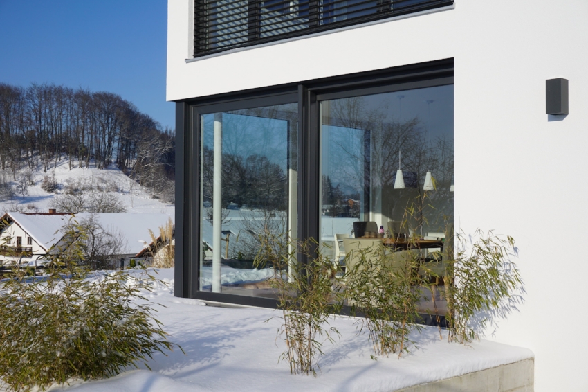  Auf einem wunderschön gelegenen Grundstück am Ortsrand, erhaben auf einer Anhöhe wird ein Einfamilienhaus für eine Familie mit 2 Kindern errichtet. Die exponierte Lage ermöglichst einen Blick in die Bergkette von den Hohen Tauern bis zur Zugspitze. 