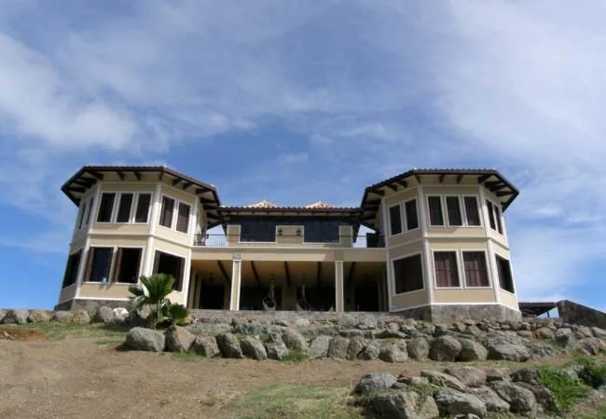 Die Villa auf der Karibik- Insel Mustique wurde im portugiesischen Stil erbaut. Das Gebäude wurde auf einem kleinem Hügel errichtet und erlaubt daher traumhafte Blicke in die Weiten des Ozeans. Die extrem großzügig gestaltete Villa dient als Urlaubsresidenz, umfasst vier Schlafzimmer mit jeweils eigenen Bädern, großzügige Aufenthaltsräume, diverse Sonnendecks und Sonnenterrassen undeinen eigenen Pool mit Blick auf das karibische Meer. Hochwertige Böden, Fenster und Türen und die sehr exklusive Innenausstattung runden die einmalige Lage mit den fantastischen Blicken ab. Mehr