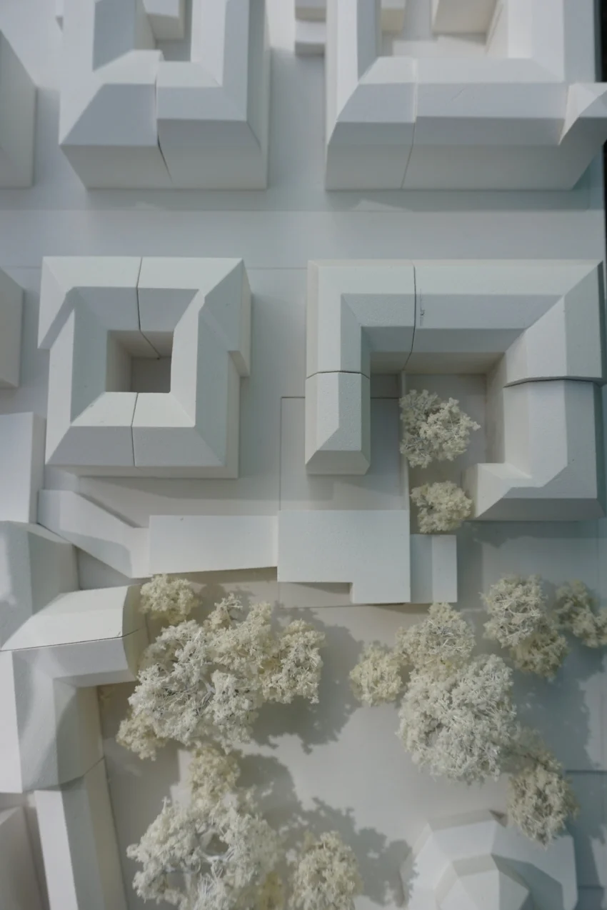  Das um 1890 errichtete Wohnhaus in München-Schwabing wird saniert. Im Frühjahr 2011 wurden vor die Fassaden filigrane, stützenlose Balkone gehängt, so erhielt jede Wohnung einen eigenen Freisitz. Die Fassaden werden neu gestaltet, dabei wird unnötig