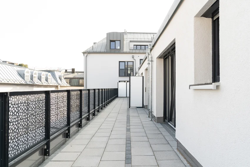 Ausführungsplanung für GSP Architekten München In der Schwanthaler Strasse wurden auf einem innerstädtischen Grundstück 119 neue Wohnungen errichtet. In einer 3-geschossigen Tiefgarage wurden die Stellplätze nachgewiesen. Die Baugrube wurde allseitig mit bis zu 9 m tiefen Verbaupfählen allseitig gesichert. Über 2 Treppenhäuser werden in insgesamt 7 Obergeschosse 119 neue Wohnungen extrem wirtschaftlich erschlossen. Eine Natursteinfassade zur Strasse hin, vorspringende Erker an der Strassenfassade interpretieren typisch münchnerische Gestaltungsmerkmale neu.