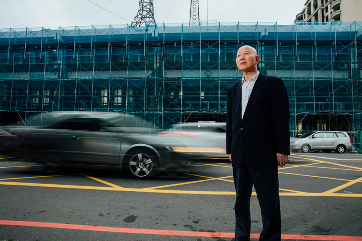 Hsu Hsin-liang returns to the Zhongli police station in 2017 (photo: Yu Chi-wei 余志偉)
