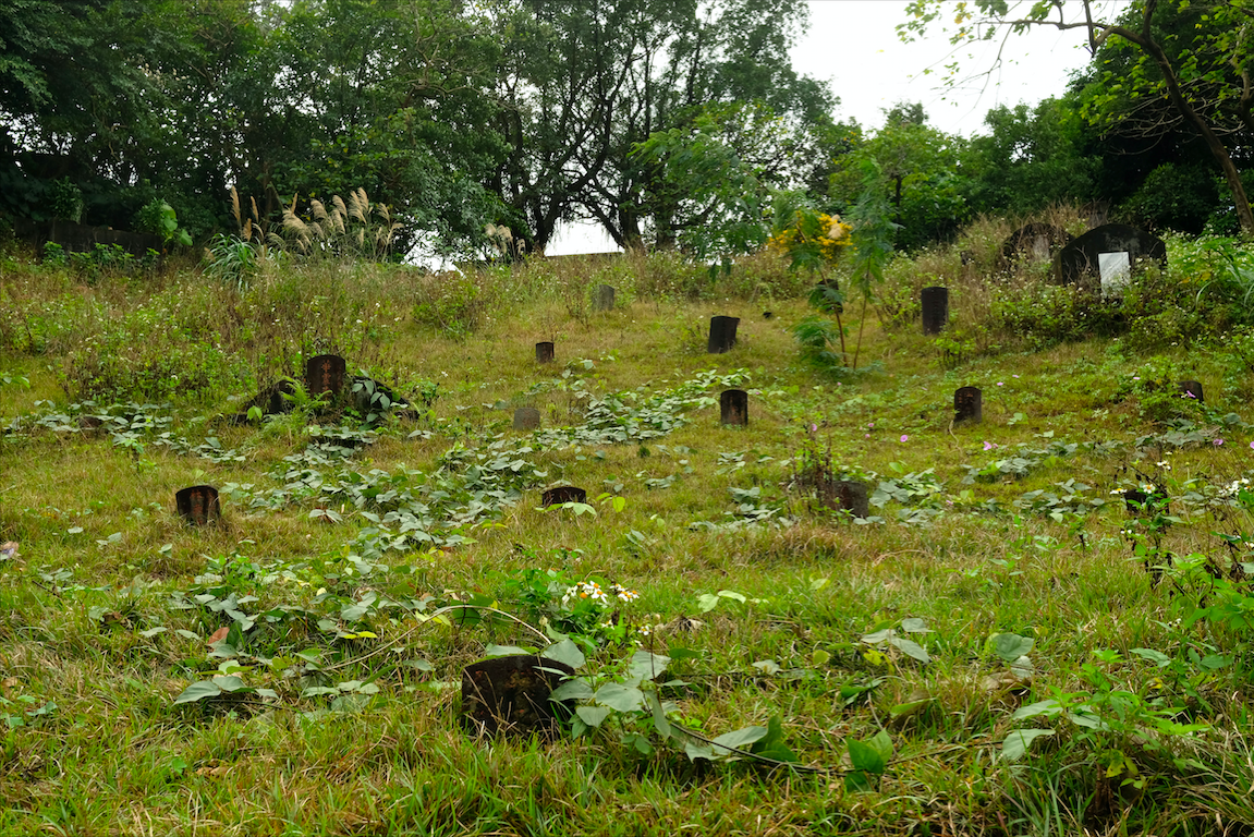 The steep hills at the Liuzhangli public cemetary.
