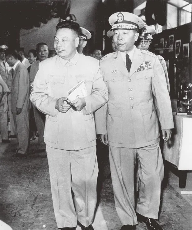 Chiang Ching-kuo (left) and Peng Meng-chi (right) — also known as the “butcher of Kaohsiung”. Photo courtesy of imgur .