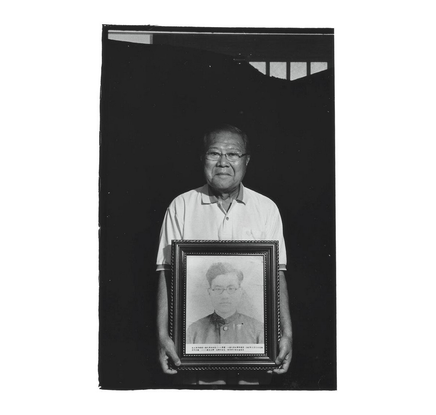 Li Wen-ching with a portrait of his father Li Tan-hsiu. Photo courtesy of Pan Hsiao-hsia, from the book Testimonies of 228 (見證228).
