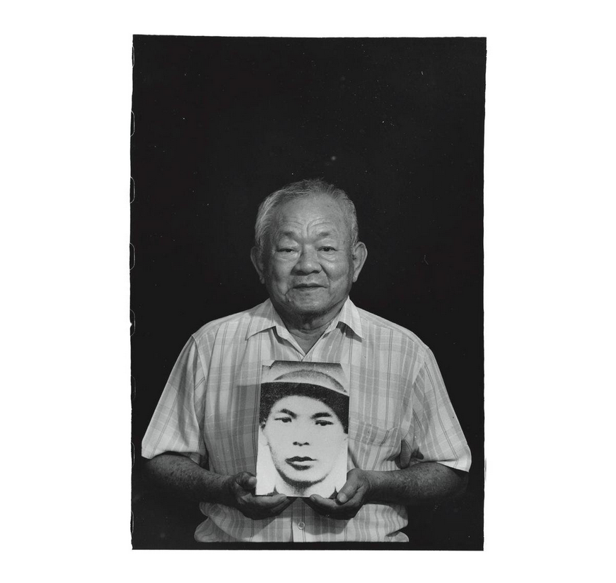 Chiu Hsien-lang with a photo of his father Khu Sui-ing. Photo courtesy of Pan Hsiao-hsia, from the book Testimonies of 228 (見證228).
