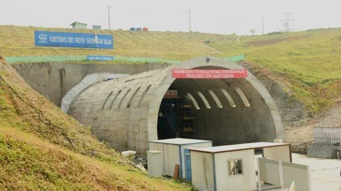 The Walini tunnel (or “Tunnel One”) under construction in suburban Bandung. Photo by Aditsf56 .