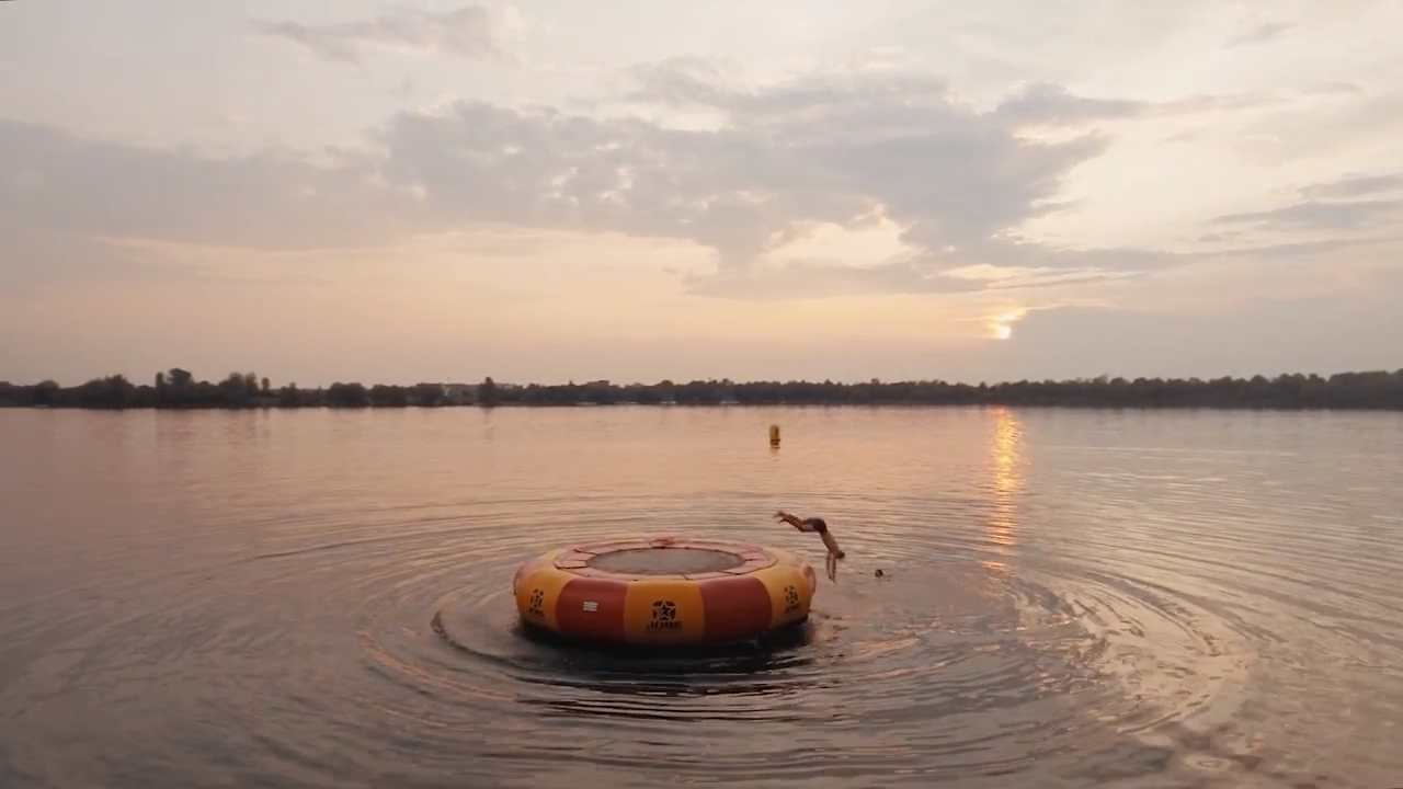 Wassertrampolin.jpg