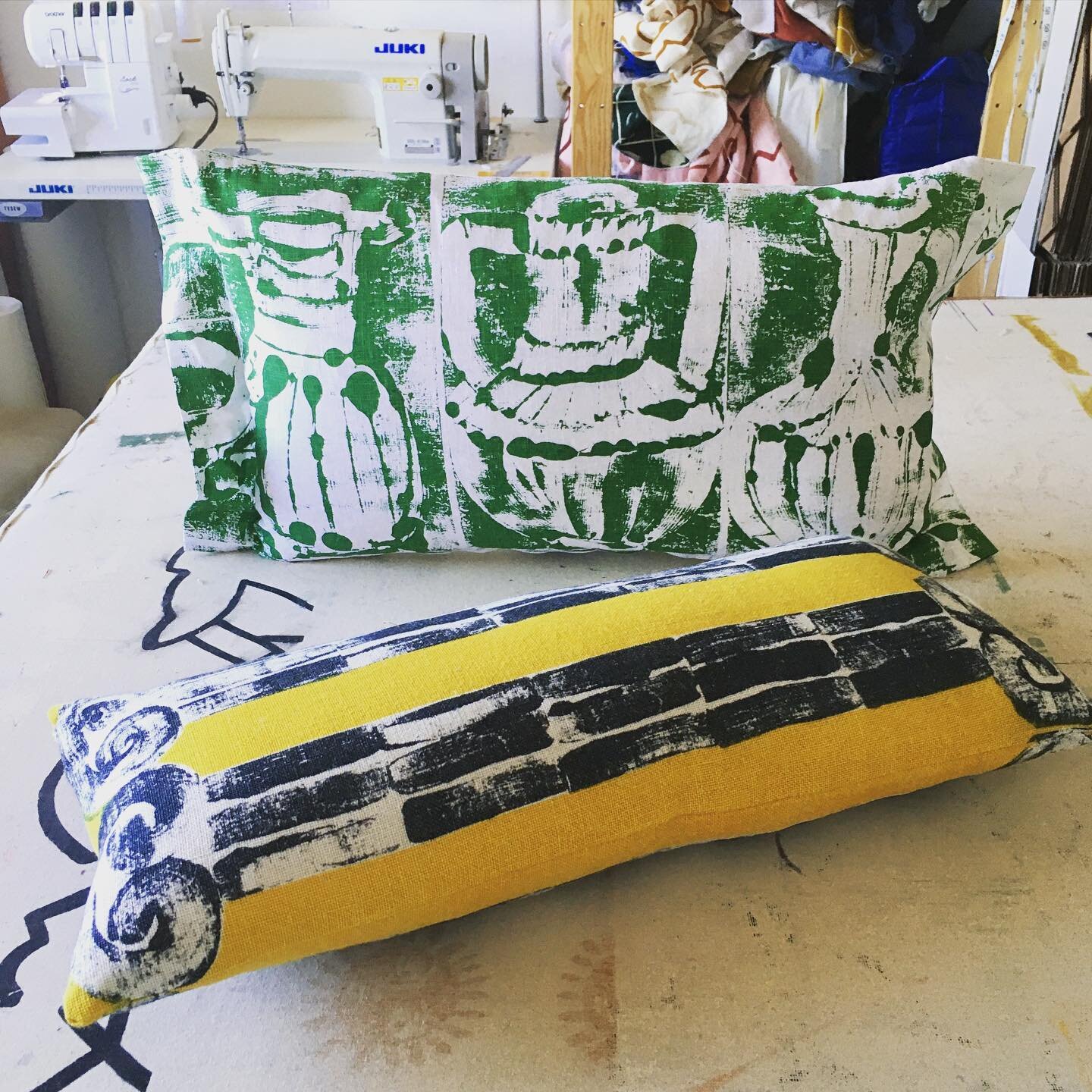 Lovely pair of cushions just being packed up- a bright pea green Taverna oblong cushion with a sunflower yellow Dromos bolster- perfect for a sunny Friday lunchtime 🌻 🌞 🏺