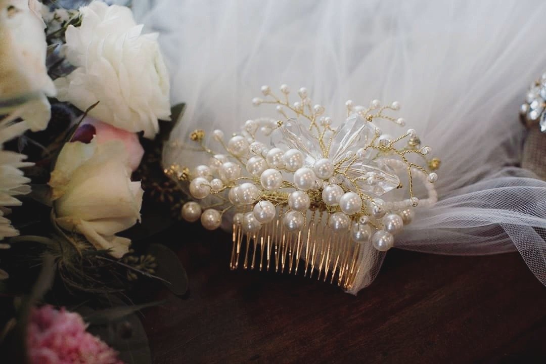 For me it's about the details that make all the difference in your day. When you look back at your album it's those details that evoke the most emotion.
..
#weddingdetailshot #pearlhaircomb #emotionalconnection @imagestudiosgroup