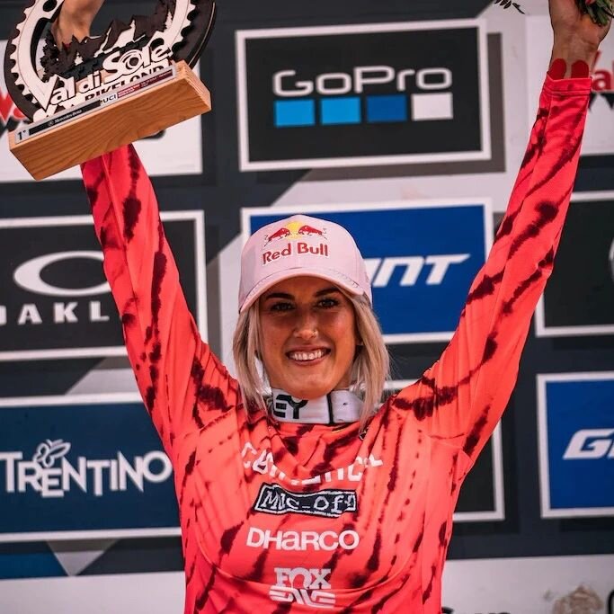 Loved the bright colours of my print for the last race of the season last week on the @commencal_mucoff team. 
Congratulations to @myriam_nicole for the Vale di Sole win and @amaurypierron4 for the overall World Cup win!🏆🎉
It was so cool to see my 