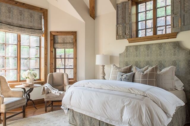 Happy Friday y'all! Who would love to spend their weekend in this gorgeous room? #llrstyle