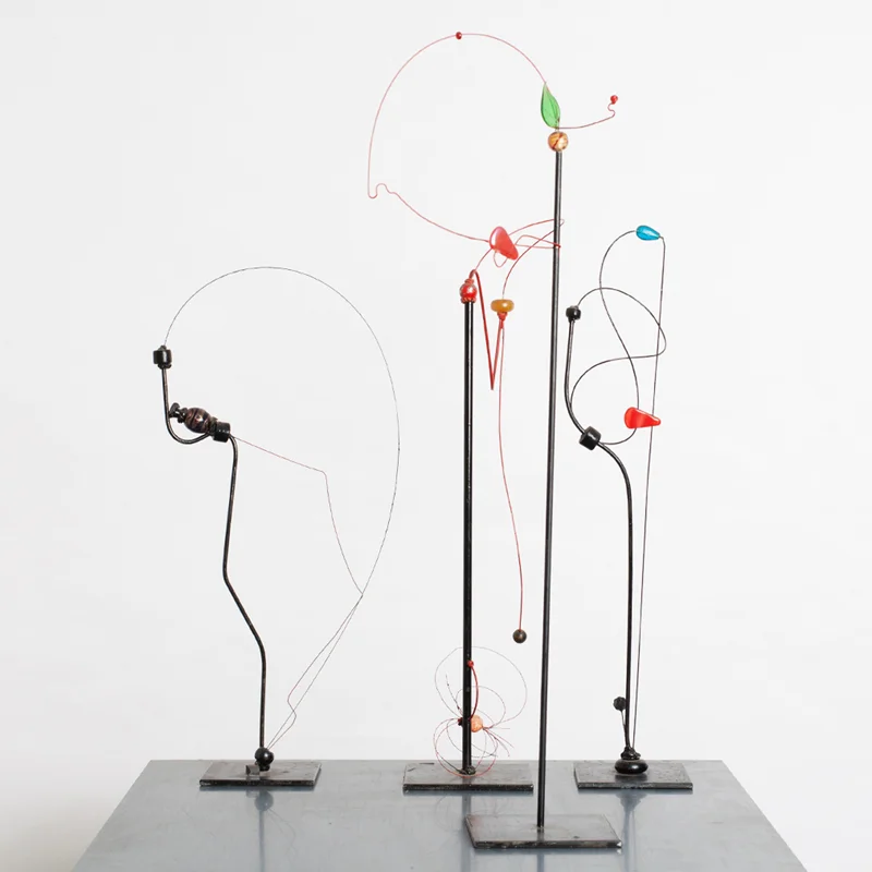 Sculpture sur socle métal. Fils de métal et perles, H 38 cm