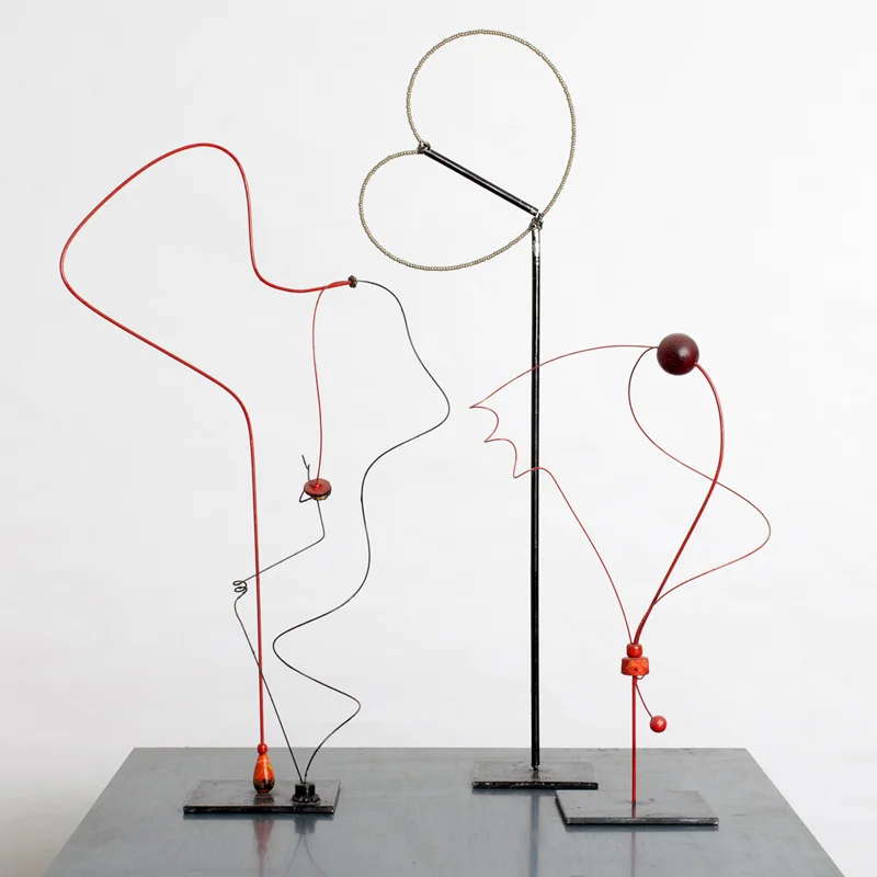 Sculpture sur socle métal. Fils de métal et perles, H 38 cm