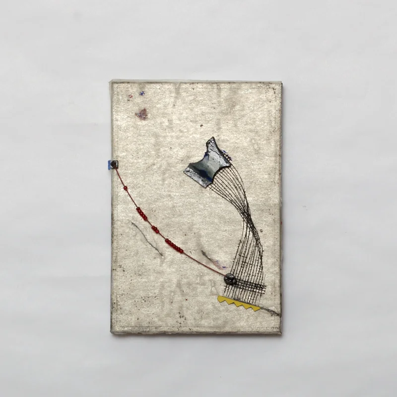 Série "Les Couvercles", Collage, grillage, peinture acrylique, 9,5 cm x 13,5 cm