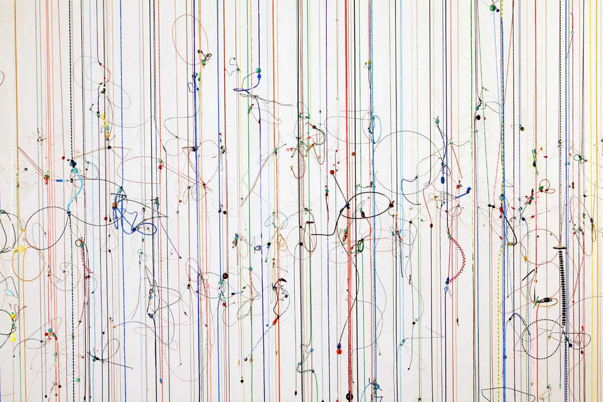 "Araignées", perles et fils de métal, 290 cm