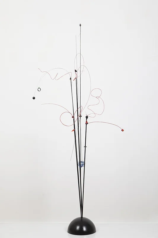 Sculpture sur socle en bois. Perles et fils de métal. H 130 cm.