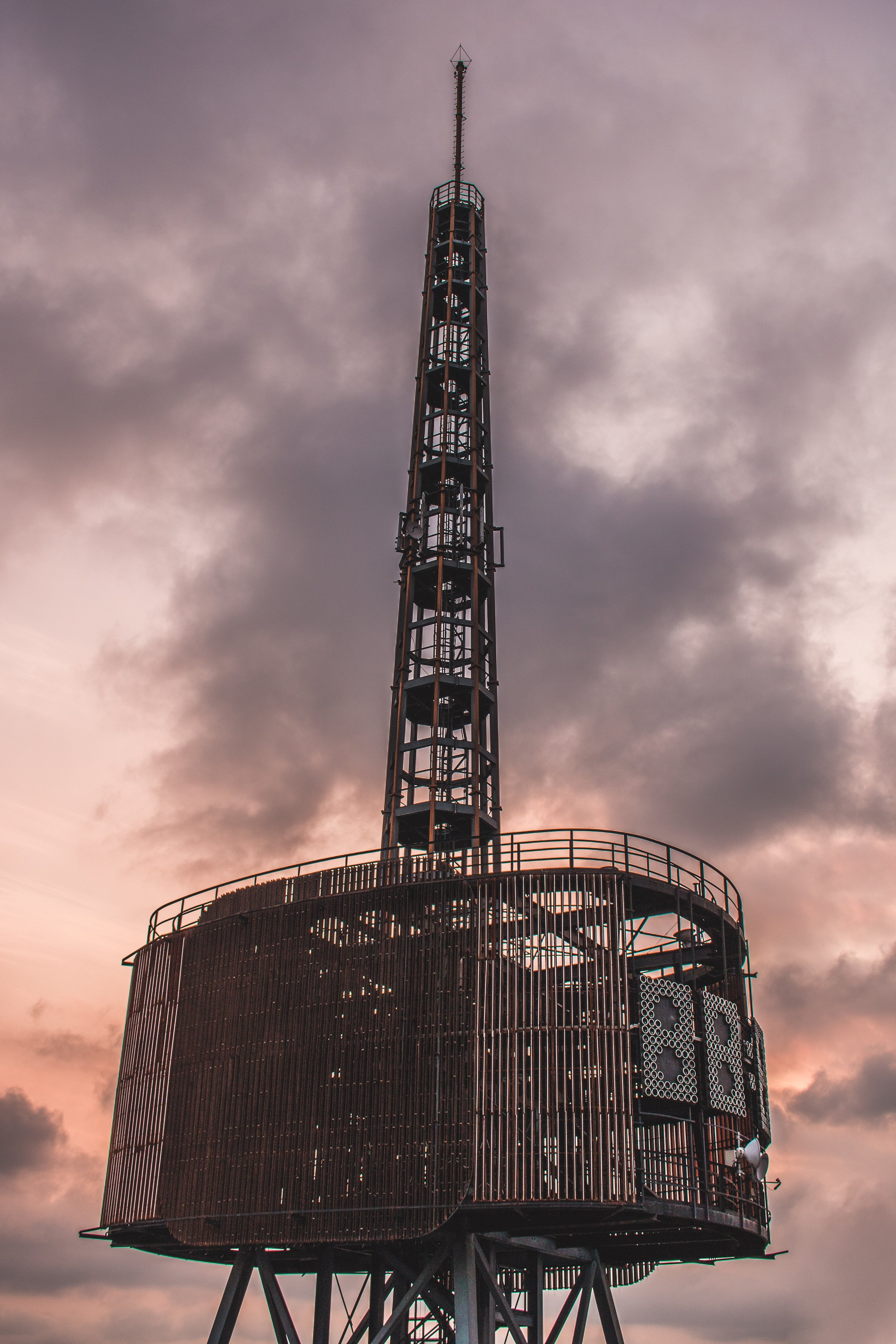 Игра железные башни. Металлические башни. Огромная металлическая башня. Железная башня в Америке. Американская стальная башня.