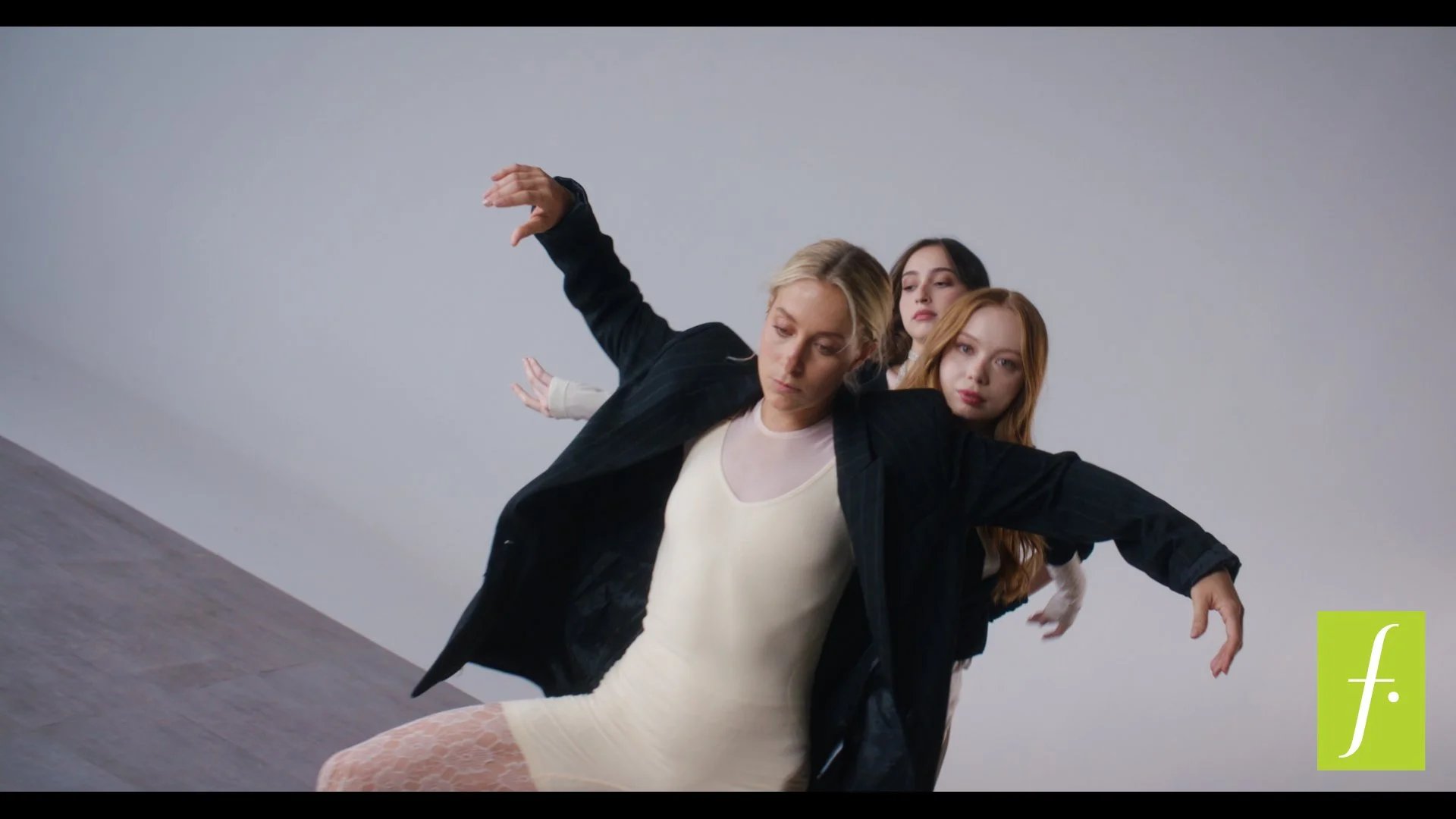 BALLERINAS - 16 9 - ONLINE.00_00_02_05.Still003.jpg