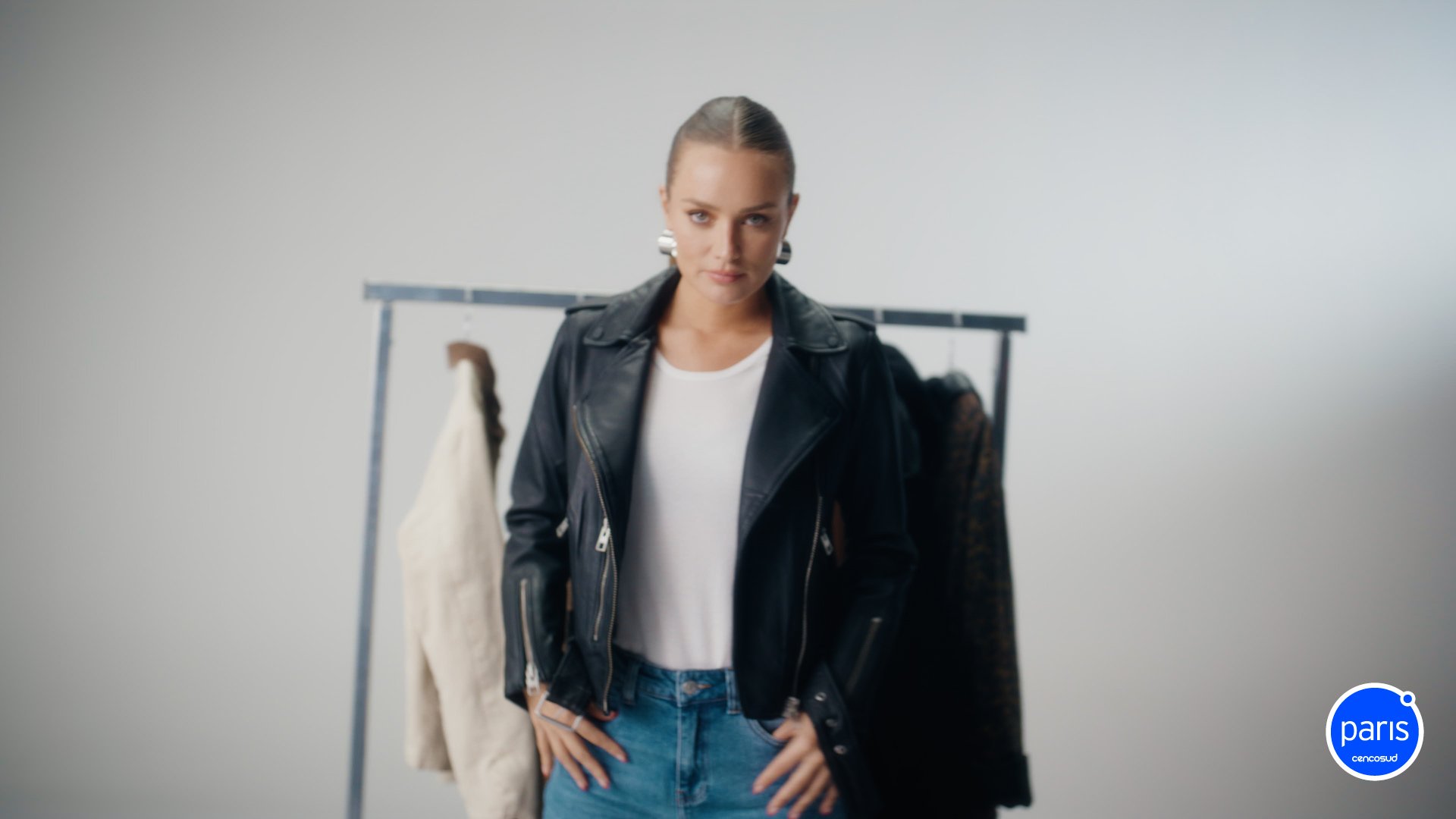 PARIS CAPAS - 16 9 - ONLINE - SDA.00_00_12_18.Still020.jpg