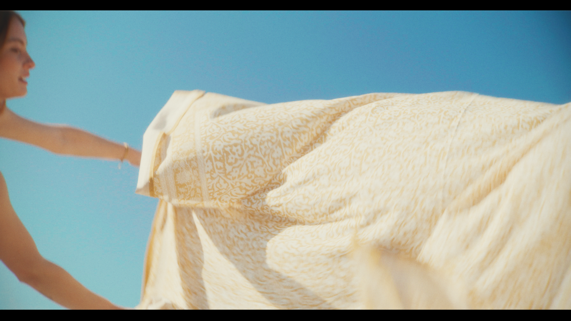 FALABELLA - DECO 25 - MADRE - 16 9 - SDA.00_00_14_05.Still016.png