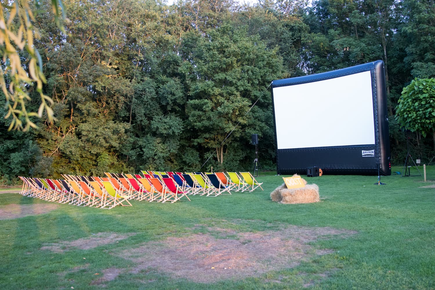 De strandstoelen op veld één staan klaar voor de voorstelling