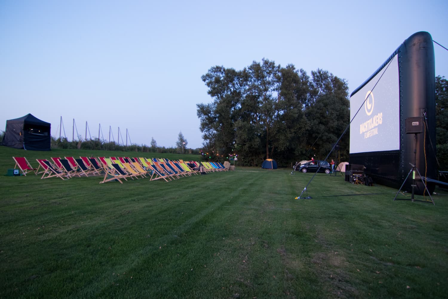 Ook op veld twee staan de strandstoelen klaar voor de nachtkijkers