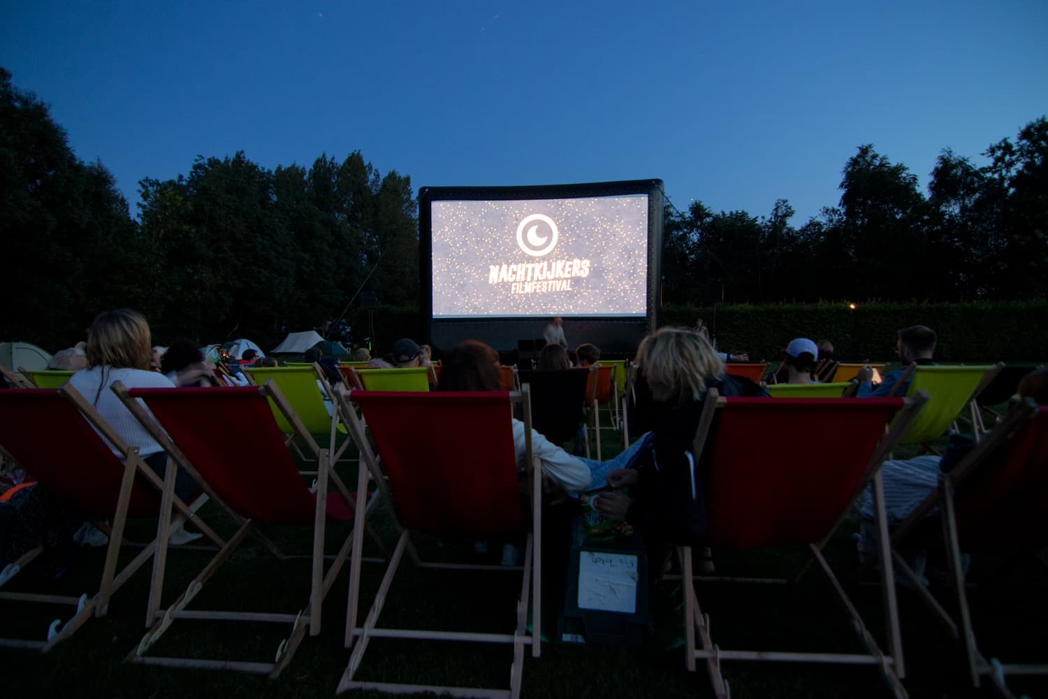 Logo van het festival geprojecteerd op het filmdoek