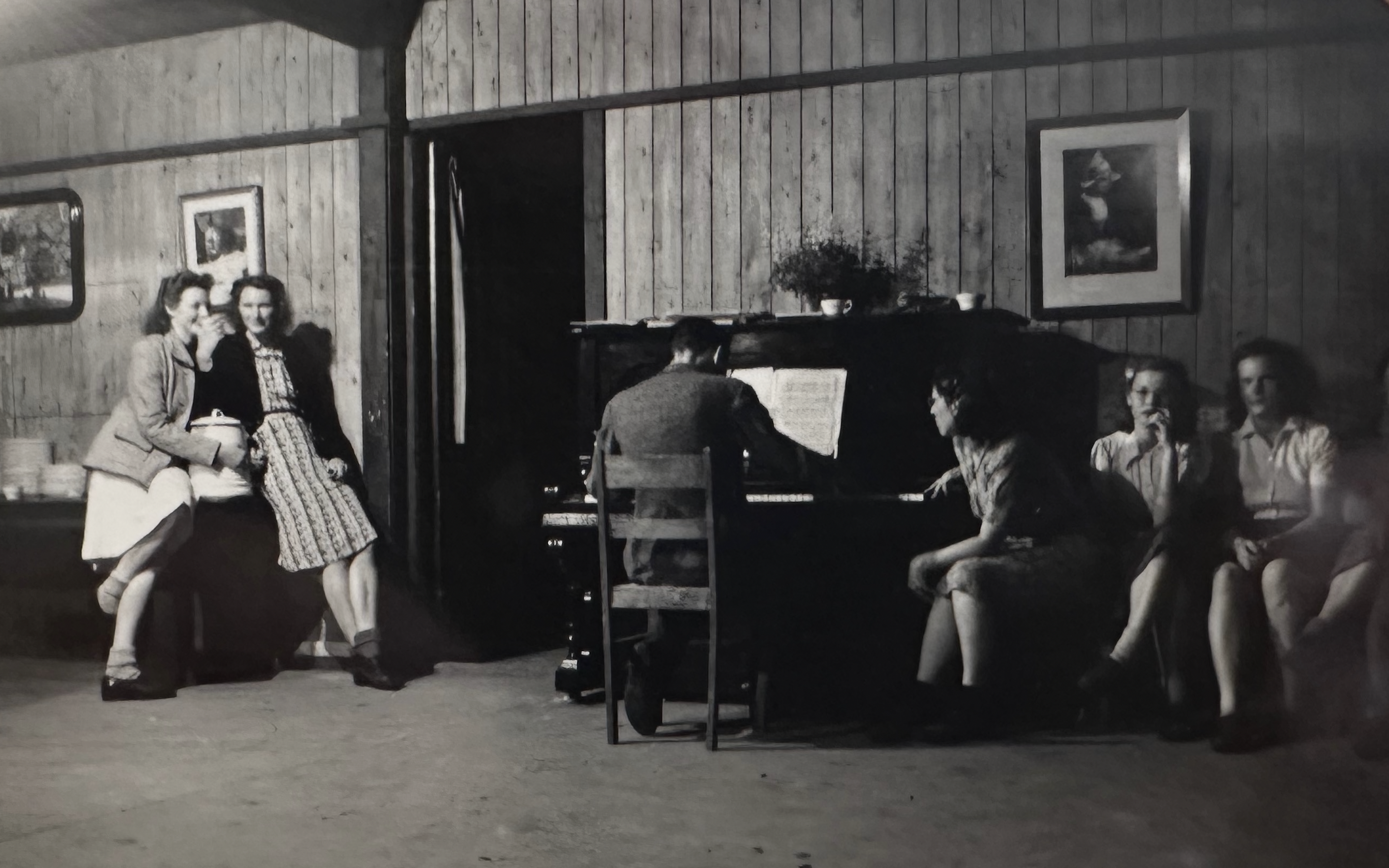 Piano man speelt vrouwen kijken 100 jaar Mennorode.png