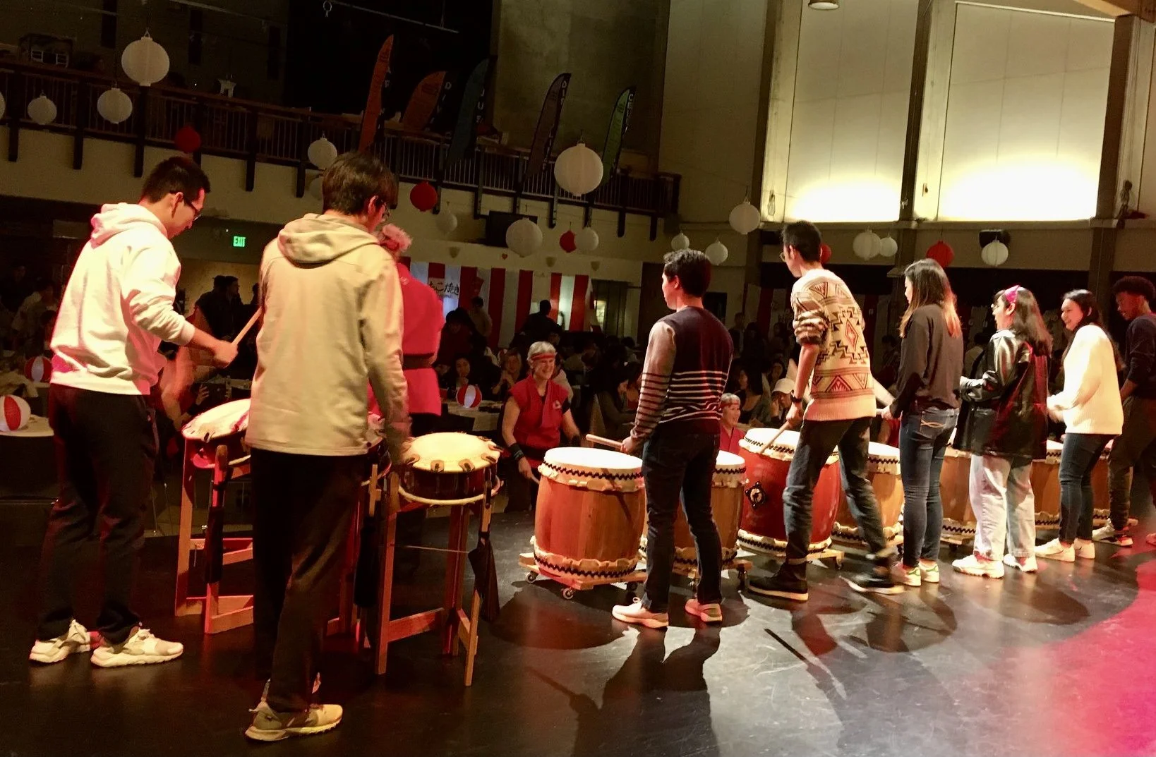Taiko drummers drumming.