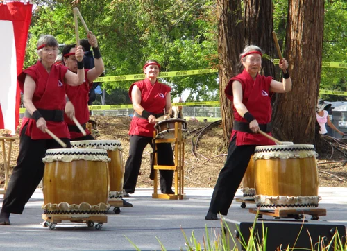 Taiko drummers drumming.