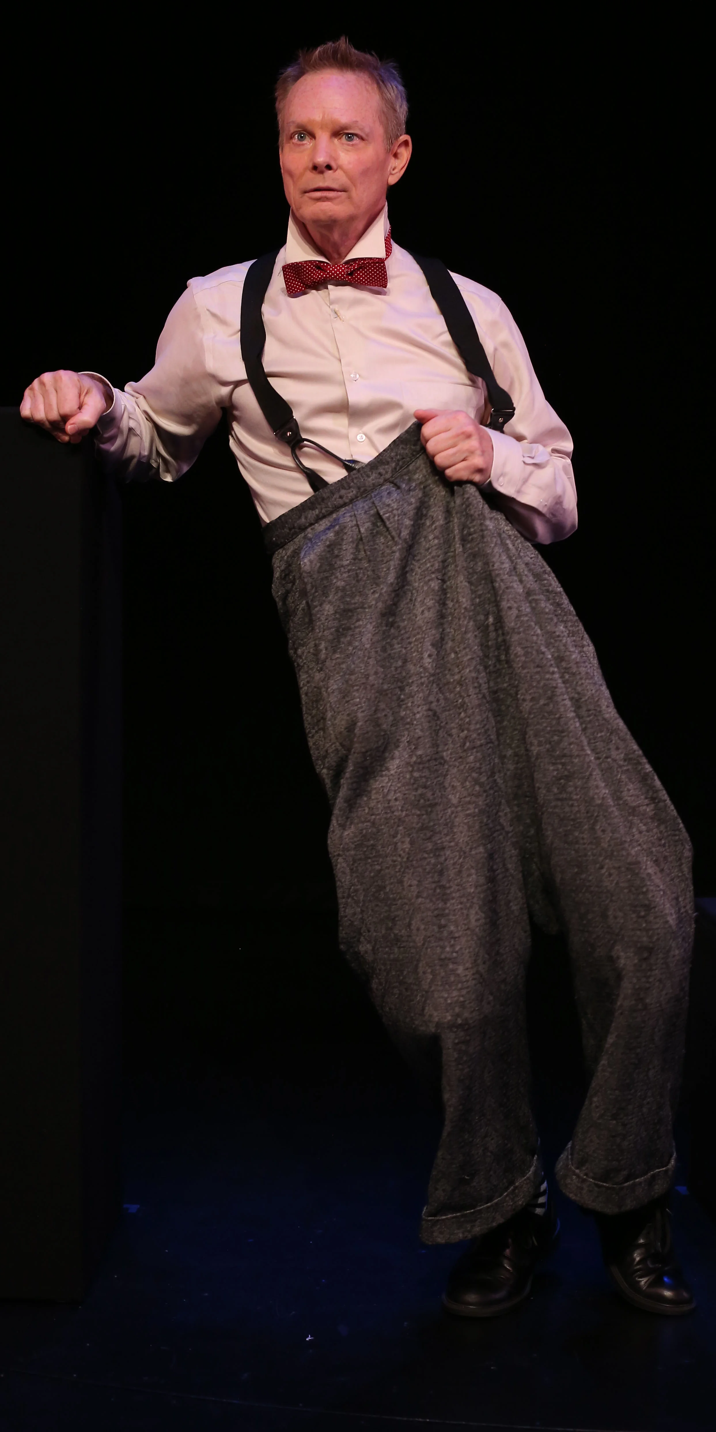 Bill Irwin indulges in baggy-pants clowning for his performance of On Beckett ; it contrasts with the grimness of other passages (top).