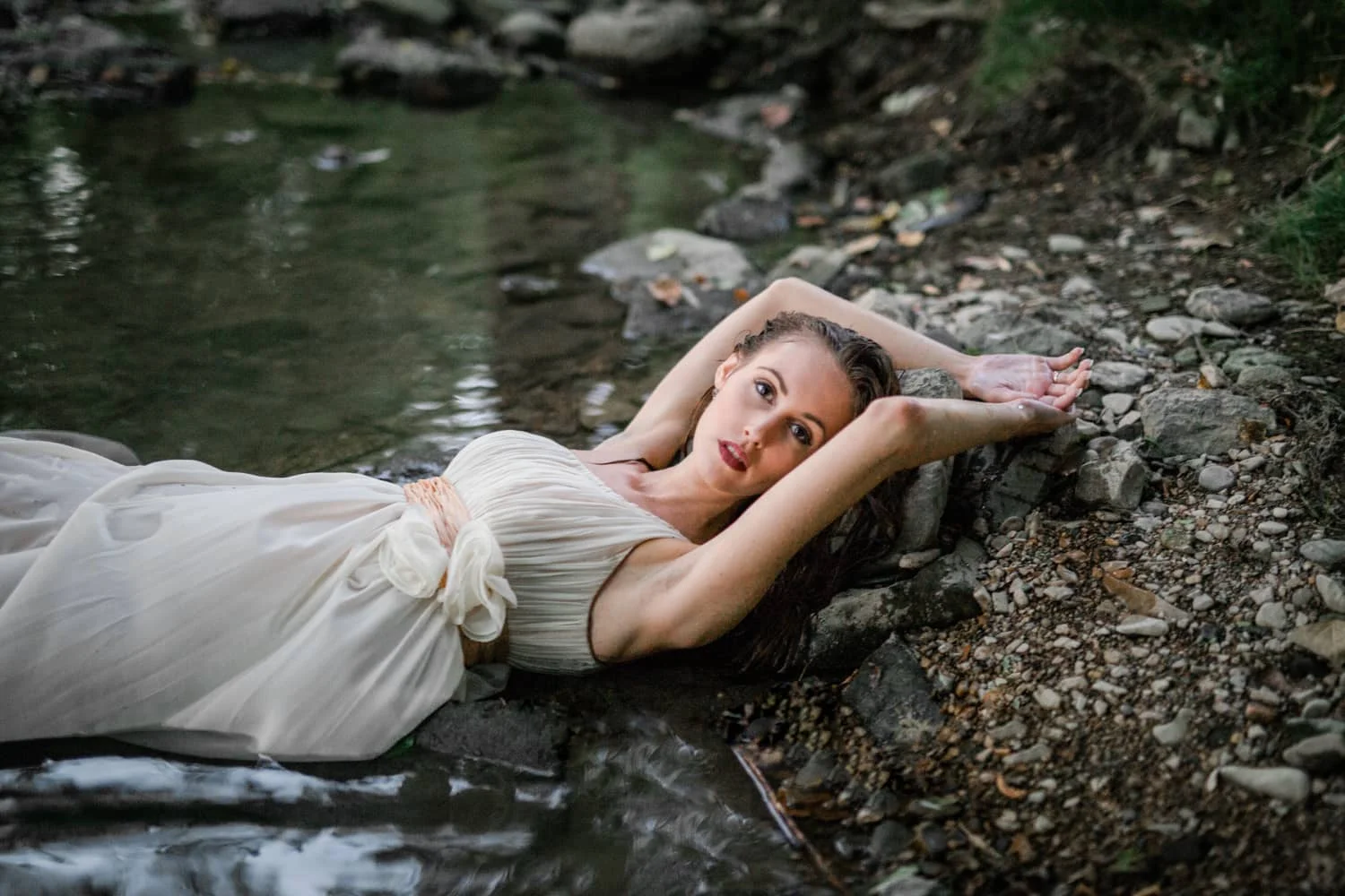 Flussufer-Brautkleid-Modelblick-Portrait-Wassershooting.jpg